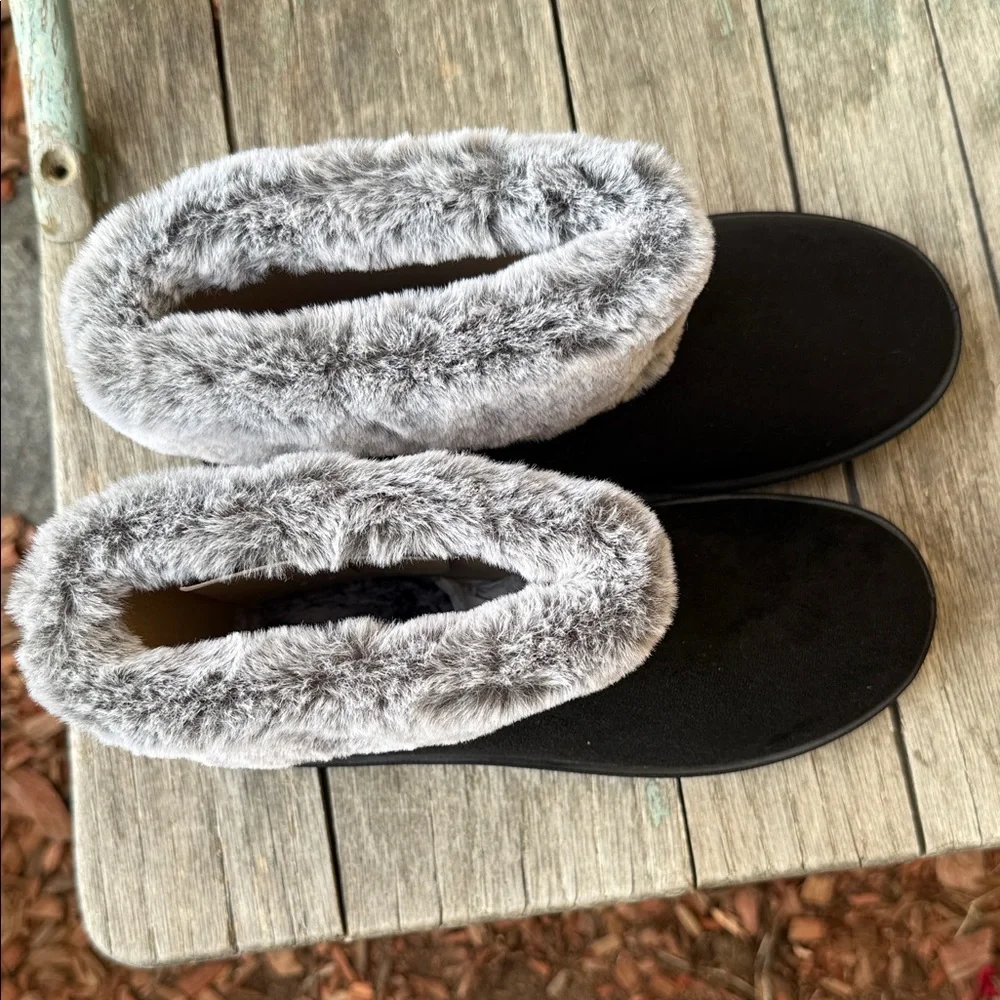 Skechers Ladies 7.5 Cozy Campfire Black and Gray Faux Fur Winter Boots